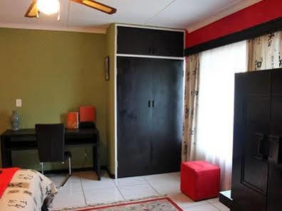 A Knights Rest Guesthouse Претория Екстериор снимка